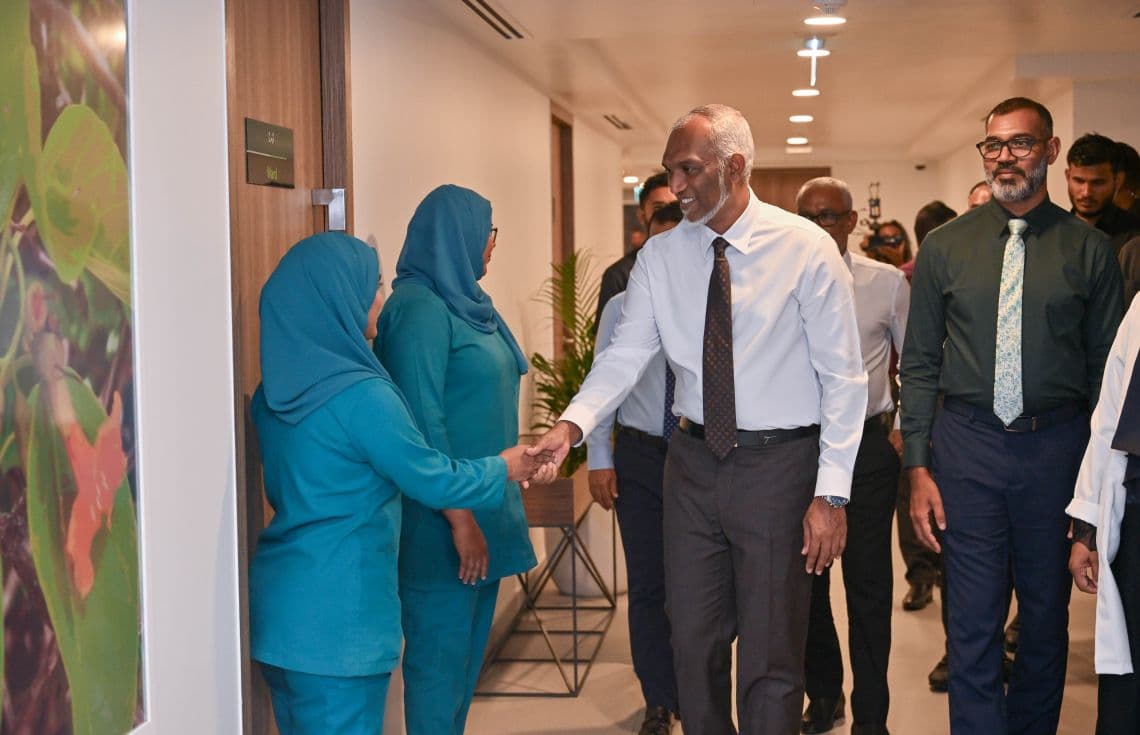 ރައީސް ޑރ. މުއިއްޒު, އައިޖީއެމްއެޗުގެ ނަރުހުންނާ ސަލާންކުރައްވަނީ / ފޮޓޯ: ރައީސް އޮފީސް