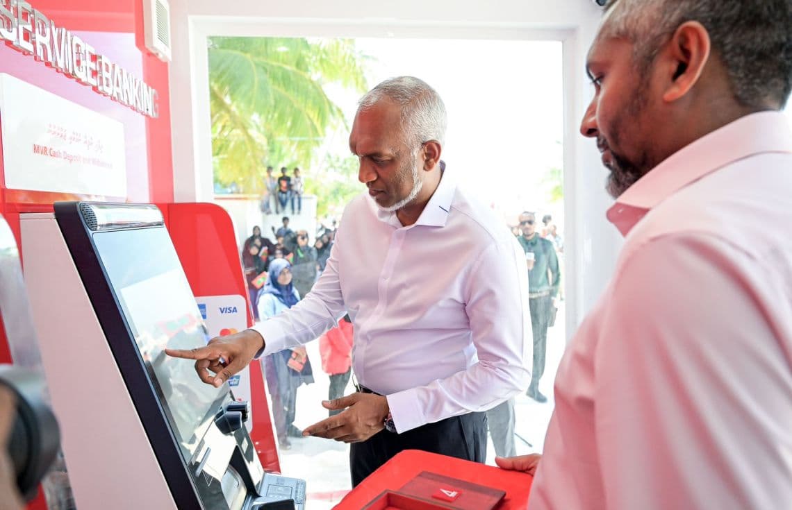 ދ. ހުޅުދެލީގައި ބީއެމްއެލްގެ އޭޓީއެމްގެ ޚިދުމަތް އިފްތިތާޙުކުރުމުގެ ރަސްމިއްޔާތުގައި ރައީސް ޑރ. މުޙައްމަދު މުޢިއްޒު. / ފޮޓޯ: ރައީސް އޮފީސް