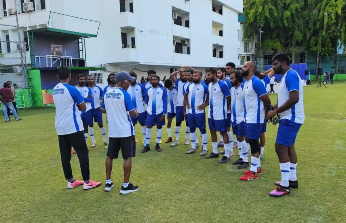 ނިއުރޭޑިއަންޓްގެ ޓީމުން ފަރިތަކުރުންތަކުގައި.