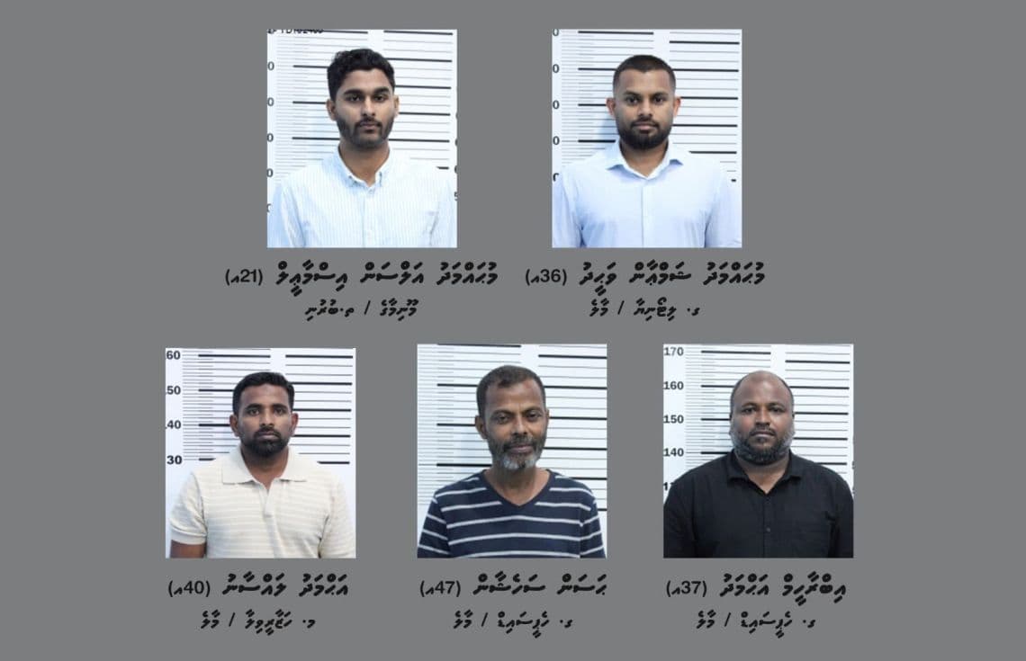 ބިދޭސީއެއް އަތުން ފައިސާ ހޯދިކަމުގެ ތުހުމަތުގައި ހައްޔަރުކުރި އިމިގްރޭޝަންގެ މުވައްޒަފުން. / ފޮޓޯ: ފުލުހުން