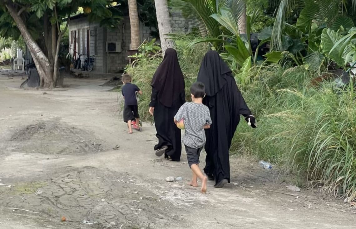 ވިސާނެތި ރާއްޖޭގައި އުޅެމުން އައި ފްރާންސްގެ އަންހެން މީހާ އޭނާގެ ދަރިންނާއެކު.