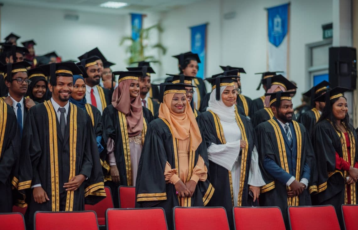 ދިވެހިރާއްޖޭގެ ޤައުމީ ޔުނިވަރސިޓީގެ ދަރިވަރުންތަކެއްގެ ދަސްވެނިވުމުގެ ޙަފްލާއެއް. / ފޮޓޯ: އެމްއެންޔޫ