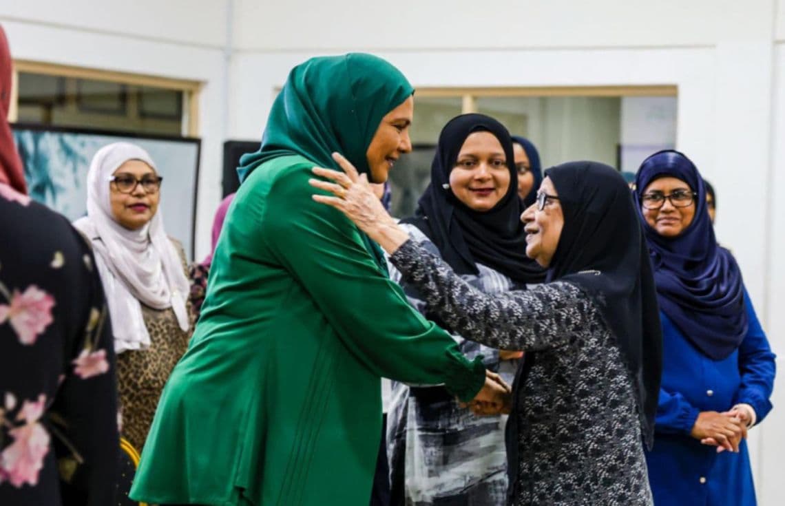 އިޖްތިމާޢީ އަދި ޢާއިލީ ތަރައްޤީއާބެހޭ ވަޒީރު ޑރ. ޢާއިޝަތު ޝިހާމް އިސްރަށްވެހިންނާއެކު / ފޮޓޯ: ވުޒާރާ