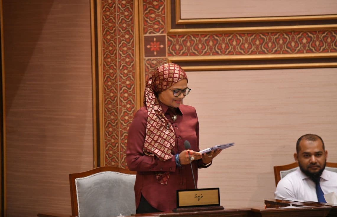 މިނިސްޓަރު ޑރ. މަރިޔަމް މާރިޔާ މަޖިލީހުގައި ވާހަކަދައްކަވަނީ / ފޮޓޯ: މަޖިލިސް