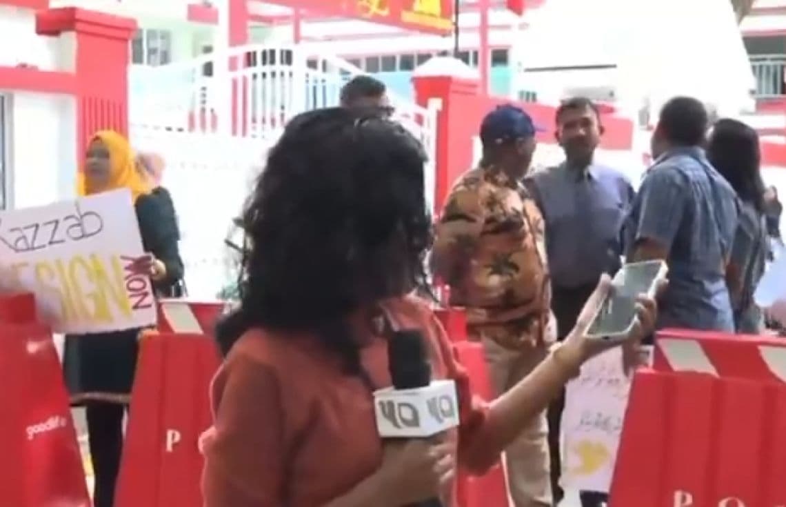 10 ވަރަަކަށް މީހުން މަޖިލިސް ދޮށަށް އެއްވި މަންޒަރު ކަވަރުކުރުމަށް ސަންގު ޓީވީގެ ނޫސްވެރިއަކު ހަރަކާތްތެރިވަނީ: އޭނާ ވިދާޅުވީ އިދިކޮޅުން އުންމީދުކުރި ތަރުހީބެއް ނުލިބުނު ކަމަށް.