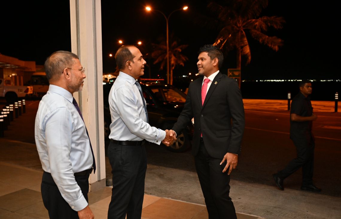 ރައީސުލްޖުމްހޫރިއްޔާގެ ނައިބު އަލްއުސްތާޛު ޙުސައިން މުޙައްމަދު ލަތީފް ހަވާއީއަށް ފުރާވަޑައިގަތުމަށް ވެލާނާ އިންޓަރނޭޝަނަލް އެއަރޕޯޓުގައި. / ފޮޓޯ: ރައީސް އޮފީސް