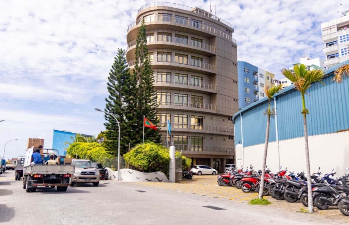އެސްޓީއޯގެ މައި ޢިމާރާތް: 15 ބުރީގެ ޢިމާރާތް އަޅަނީ މި ޢިމާރާތައި ޖެހިގެން ހުރި ބިމުގައި. / ފޮޓޯ: ޚުލާޞާ