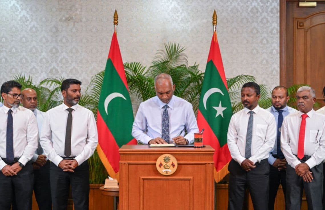 ދިވެހިރާއްޖޭގެ ކުޅިވަރު ޤާނޫނަށް 1 ވަނަ އިސްލާޙު ގެނައުމުގެ ބިލު، ލައިވް އިވެންޓުގައި ނޫސްވެރިންގެ ކުރިމަތީގައި ރައީސް ތަޞްދީޤް ކުރައްވަނީ.