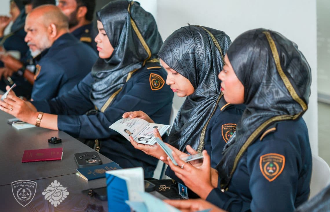 އިމިގްރޭޝަން އޮފިސަރުންތަކެއް. / ފޮޓޯ: އިމިގްރޭޝަން