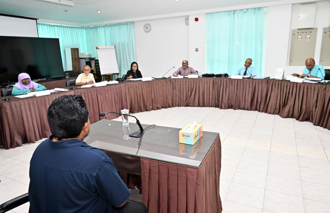 ކުރިމަތިލައި ޝަރުތުހަމަވި މީހުން އިންޓަވިއުކުރުން / ފޮޓޯ: ރައީސް އޮފީސް