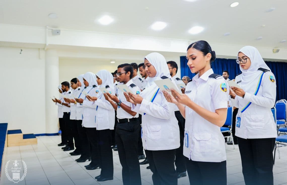 ކަސްޓަމްސް އޮފިސަރުންތަކެއް މަގާމުގެ ހުވާކުރަނީ / ފޮޓޯ: ކަސްޓަމްސް