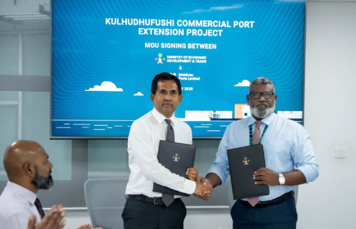 ކުޅުދުއްފުށި ސިޓީގެ ވިޔަފާރި ބަނދަރު ބޮޑުކުރުމުގެ މަޝްރޫޢު މިއަދު އެމްޕީއެލްއާ ހަވާލުކުކުރުމަށް އެއްބަސްވުމުައި ސޮއިކުރުން/ ފޮޓޯ: އެމްޕީއެލް