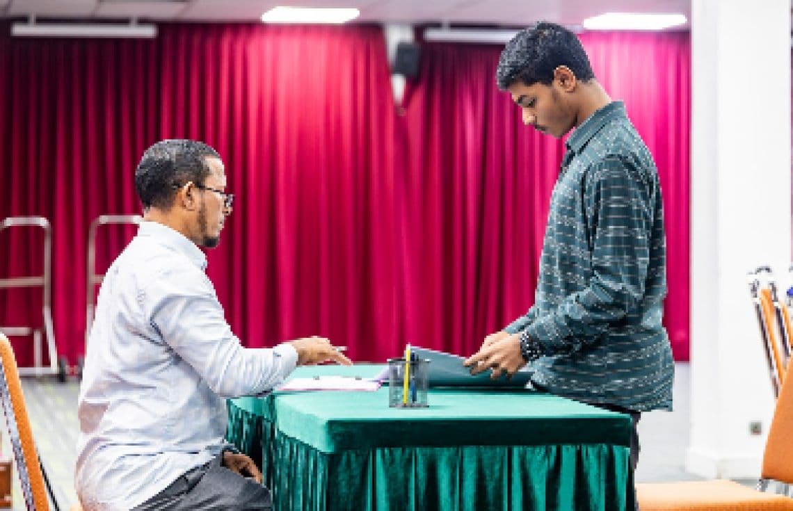 ޒުވާން ޚަޠީބުން ޕްރޮގްރާމުގެ އިންޓަވިއު ކުރިއަށްދަނީ. / ފޮޓޯ: އިސްލާމީ ކަންތައްތަކާބެހޭ ވުޒާރާ