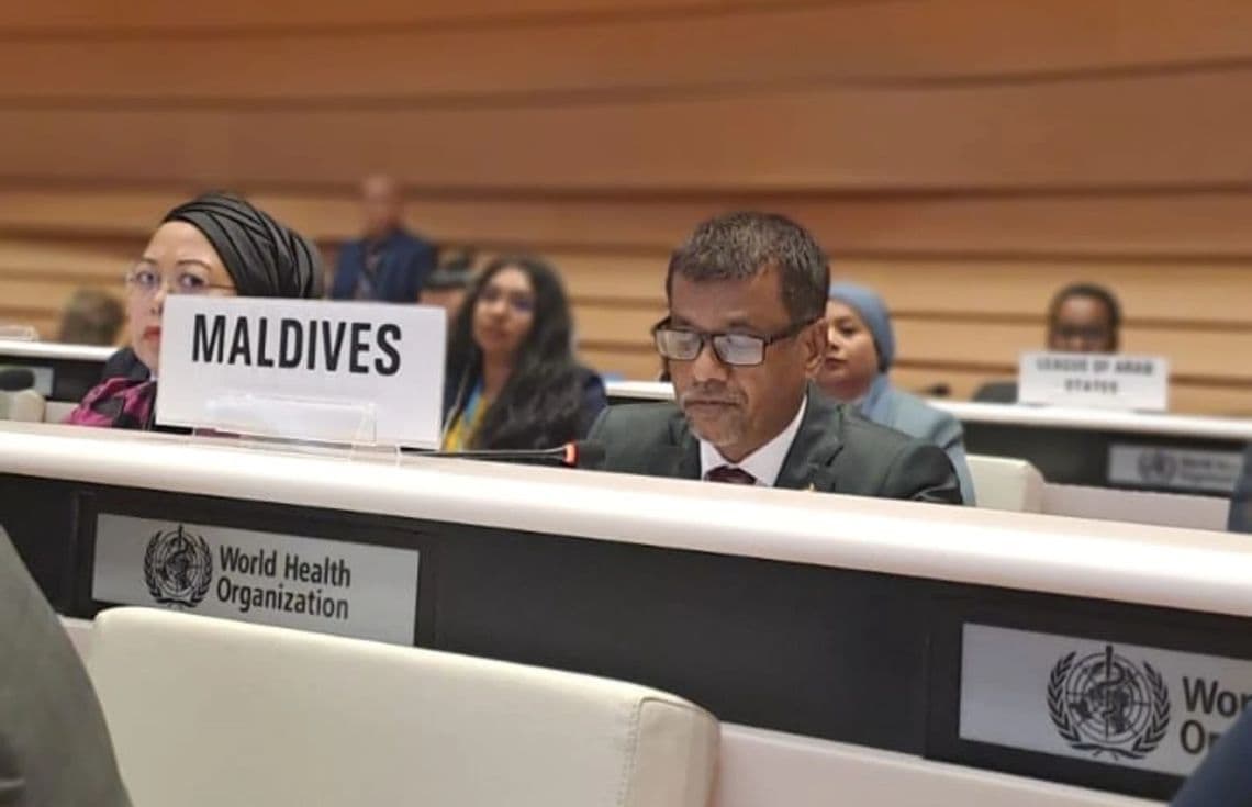 ވޯލްޑް ހެލްތު އެސެމްބްލީ"ގައި ފަލަސްތީނާއި ގުޅޭ އިންޓަވެންޝަންގައި ޞިއްޙަތާ ބެހޭ ވަޒީރު ޢަބްދުﷲ ނާޛިމް އިބްރާހީމް ވާހަކަދައްކަވަނީ. / ފޮޓޯ: ވުޒާރާ