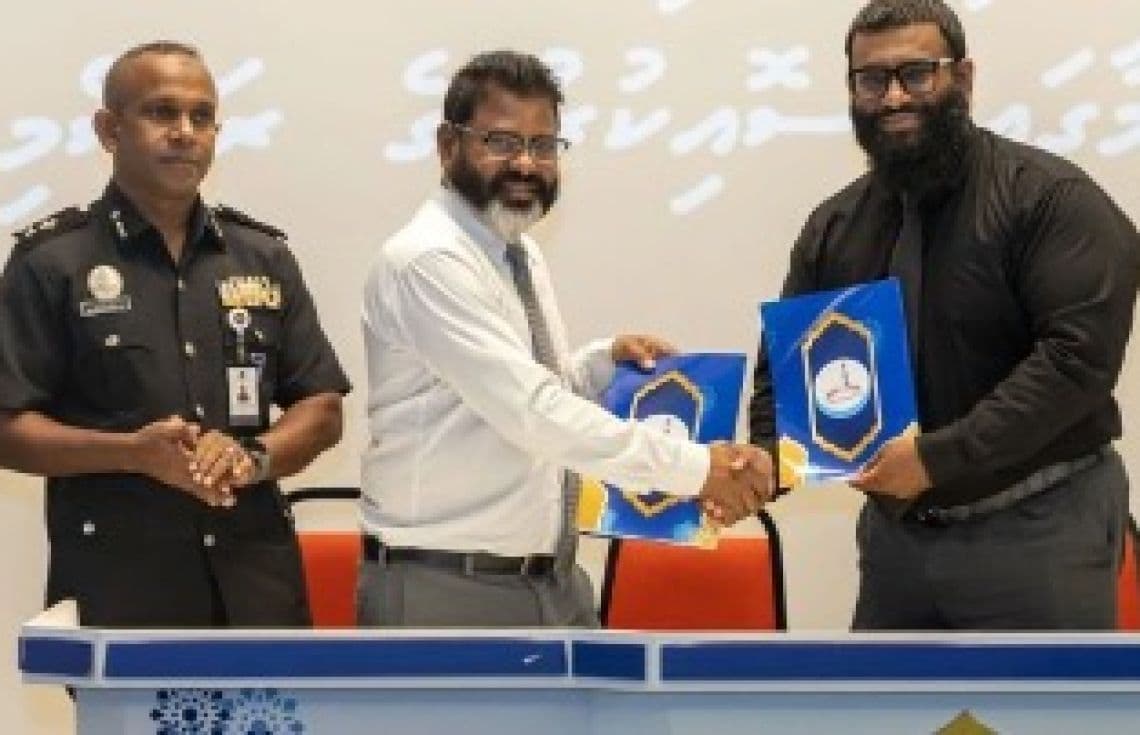 ގައިދީންނަށް ޤުރްޢާން އުނގަންނައިދިނުމާ ގުޅޭ ފަހުމްނާމާގައި ސޮއިކުރުން. / ފޮޓޯ: އިސްލާމީ ކަންތައްތަކާބެހޭ ވުޒާރާ