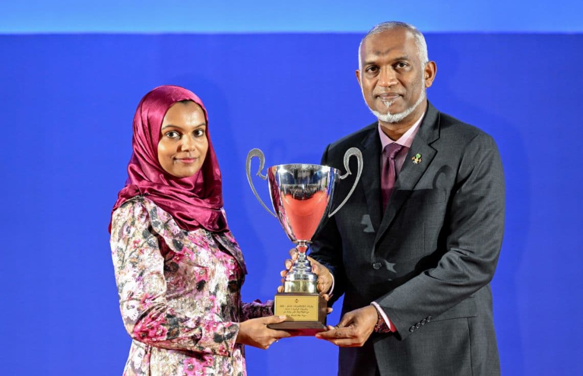 މަޢުރަޒުގައި ބައިވެރިވި ހުށަހެޅުމަކަށް ރައީސް އެވޯޑް ދެއްވަނީ.