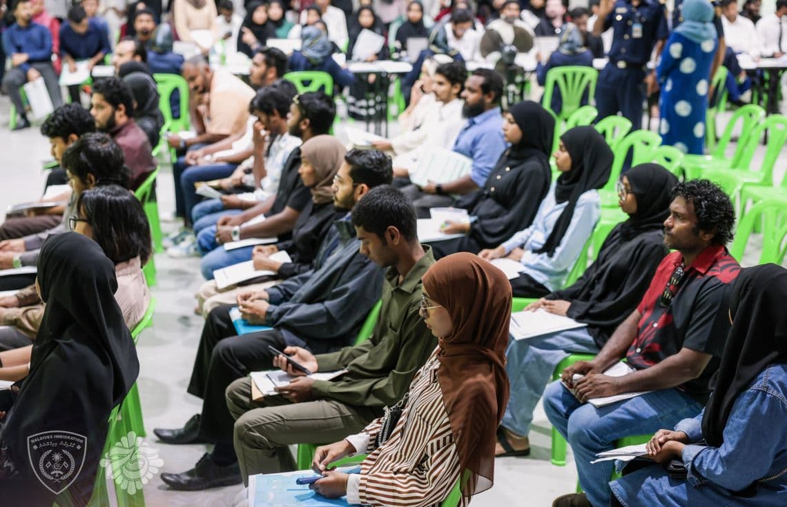 އިމިގްރޭޝަންގެ ވޯކް-އިން އިންޓަވިއުއަށް ބައިވެރިން ގަލޮޅު ސްކޫލްގައި / ފޮޓޯ: އިމިގްރޭޝަން