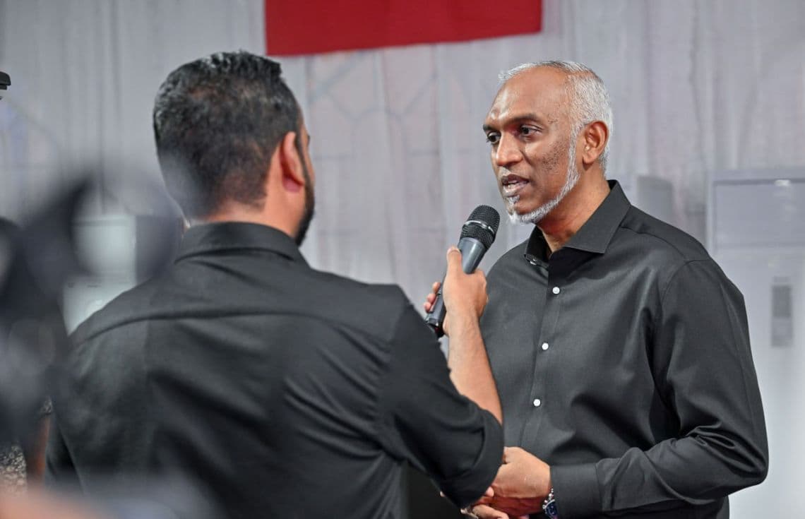 ދިވެހީންގެ އުފެއްދުންތެރިކަމުގެ މަޢުރަޒަށް ކުރެއްވި ދެވަނަ ޒިޔާރަތުގައި ރޭ ރައީސް މުޢިއްޒު މީޑިއާއާއި ވާހަކަފުޅުދައްކަވަނީ. / ފޮޓޯ: ރައީސް އޮފީސް