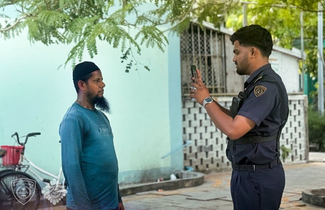އިމިގްރޭޝަން އޮފިސަރުން ފުރަތަމަ ފަހަރަށް ބޮޑީ ކެމެރާ ބޭނުންކުރަނީ / ފޮޓޯ: އިމިގްރޭޝަން