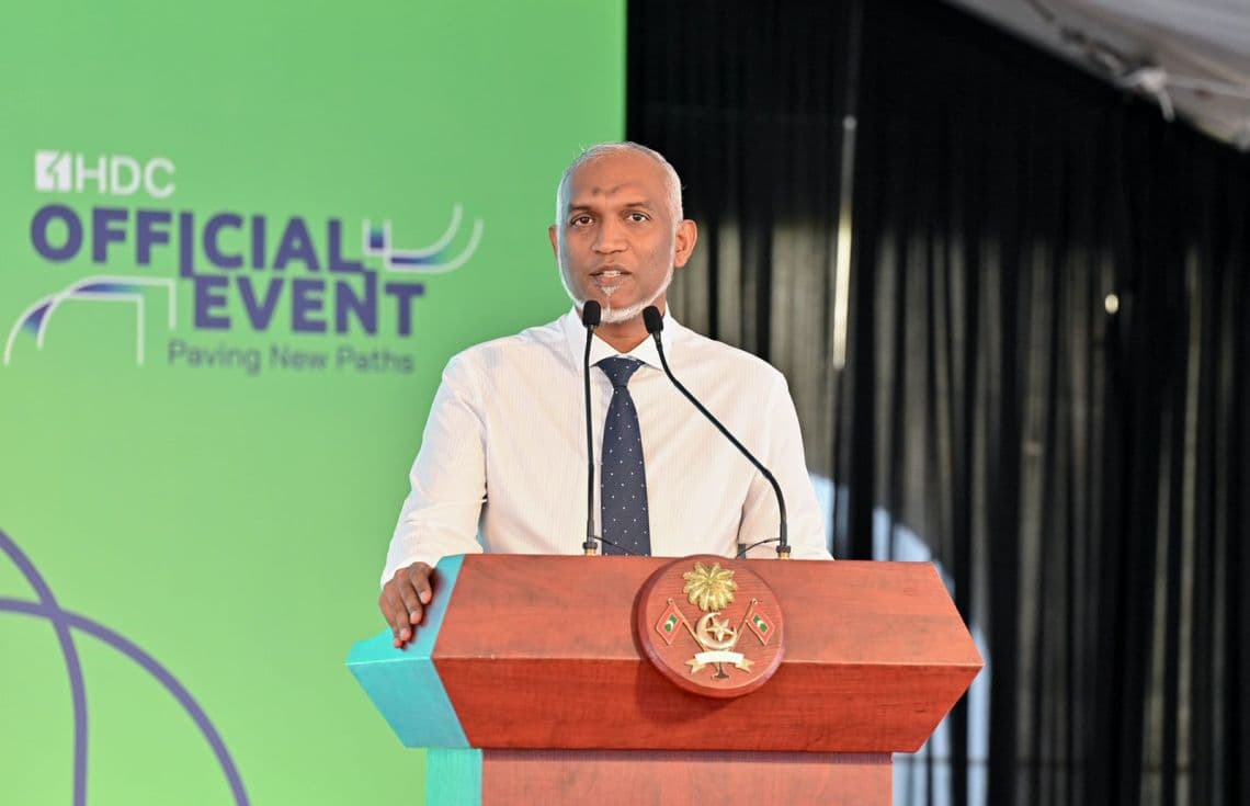 އެޗްޑީސީގެ އައު މާސްޓަރ ޕްލޭނާއި ވެބްސައިޓް ތަޢާރަފުކުރުމަށް މިއަދު ބޭއްވި ރަސްމިއްޔާތުގައި ރައީސުލްޖުމްހޫރިއްޔާ ޑރ. މުޙައްމަދު މުޢިއްޒު ވާހަކަފުޅުދައްކަވަނީ/ ފޮޓޯ: ރައީސް އޮފީސް