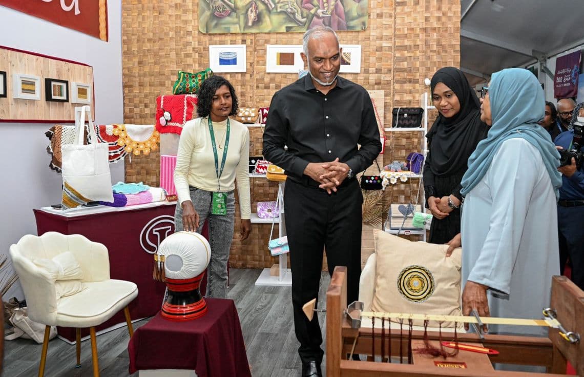 ރައީސްގެ ދެކަނބަލުން އުފެއްދުންތެރިކަމުގެ މައުރަޒުގައި/ ފޮޓޯ: ރައީސް އޮފީސް