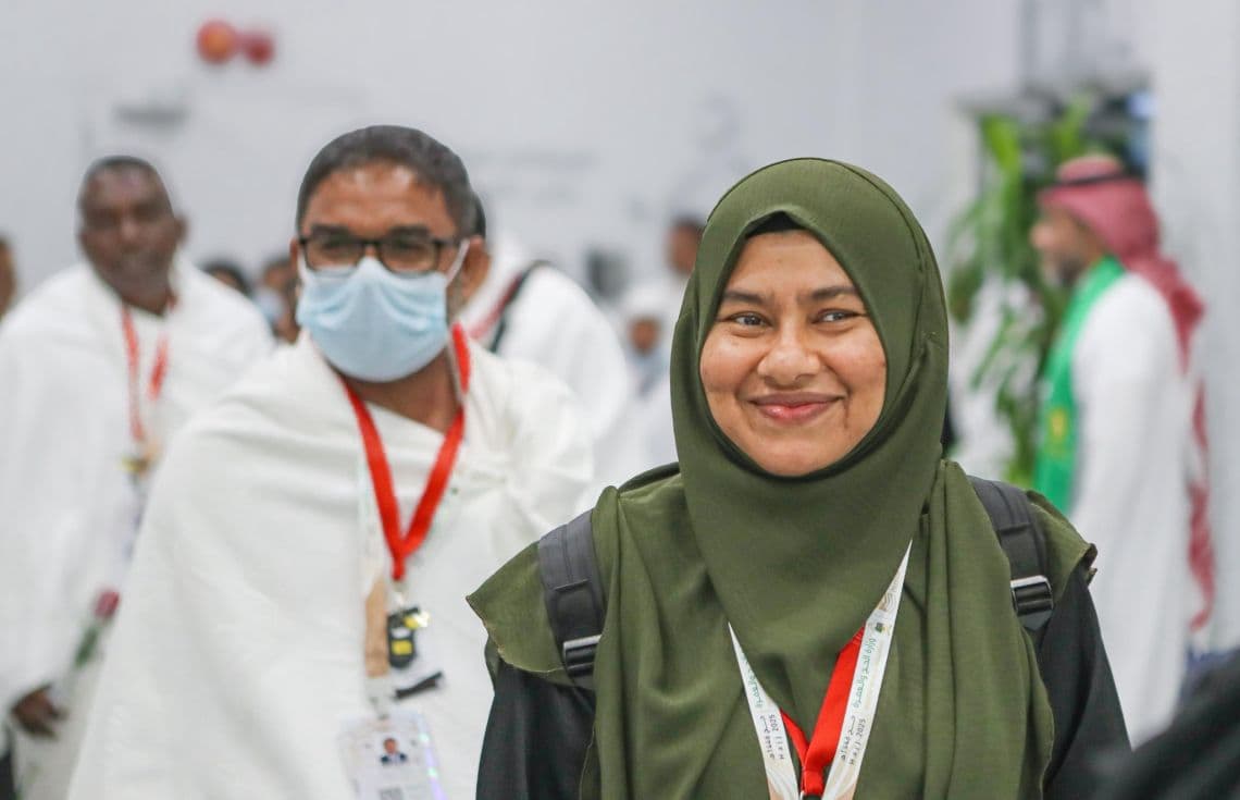 ދިވެހި ޙައްޖުވެރިން ޖިއްދާ އެއަޕޯޓުގައި. އެ އެއަރޕޯޓުން ޙައްޖުވެރިންނަށް ހޫނު މަރުޙަބާއެއް ވަނީ ކިޔާފައި. / ފޮޓޯ: އިސްލާމީ ކަންތައްތަކާބެހޭ ވުޒާރާ