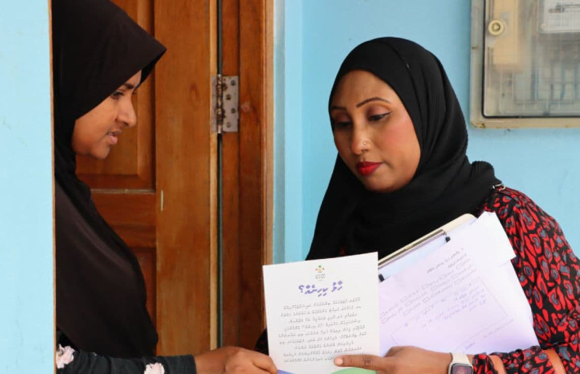ޙާލު ކިހިނެއް ޕްރޮގްރާމްގެ ތެރެއިން ގެއަކަށް ޒިޔާރަތްކޮށް ޙާލަތު ބަލަނީ. / ފޮޓޯ: ވުޒާރާ