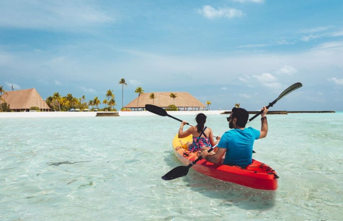 ޓޫރިސްޓުން ރިސޯޓެއްގައި ކެނޯ ދުއްވަނީ / ފޮޓޯ: ވިޒިޓް މޯލްޑިވްސް
