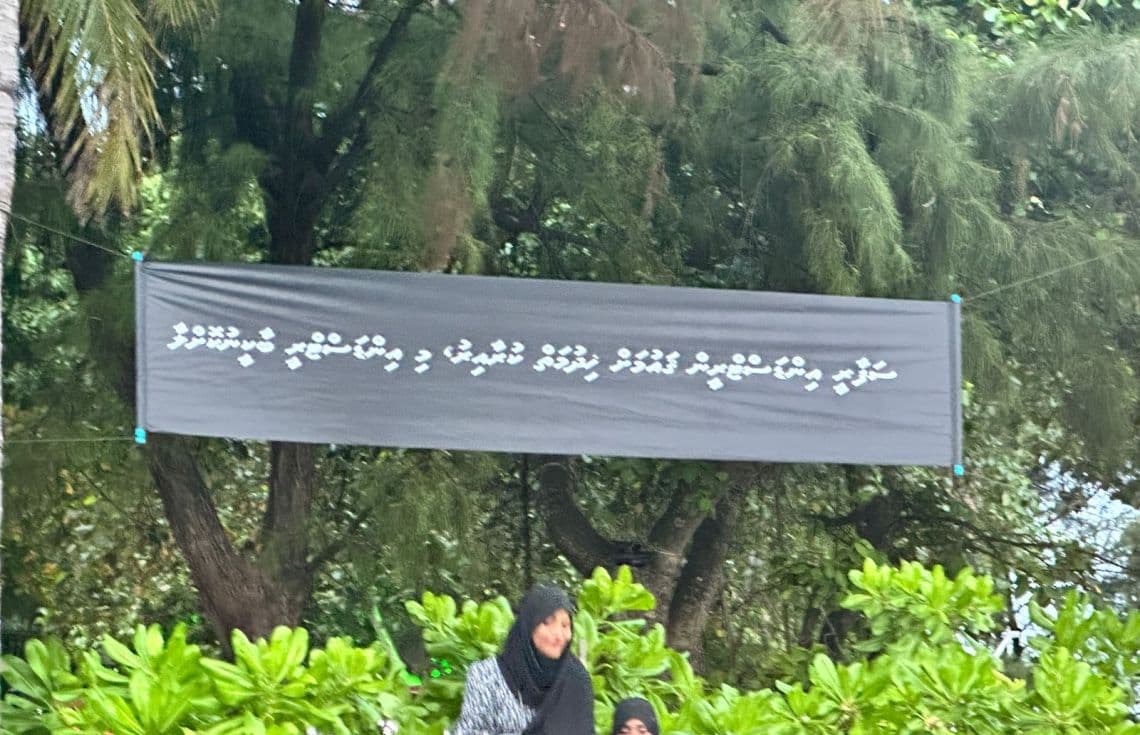 ސަފާރީ އޮޕަރޭޓަރުން ހުޅުމާލޭގައި ދަމާފައިވާ ބެނާ.އެއް ސަފާރީ އޮޕަރޭޓަރުން ބޭނުމީ ބޭނުމީ މިނިސްޓްރީއާއި ގުޅިގެން މަސައްކަތްކުރަން.