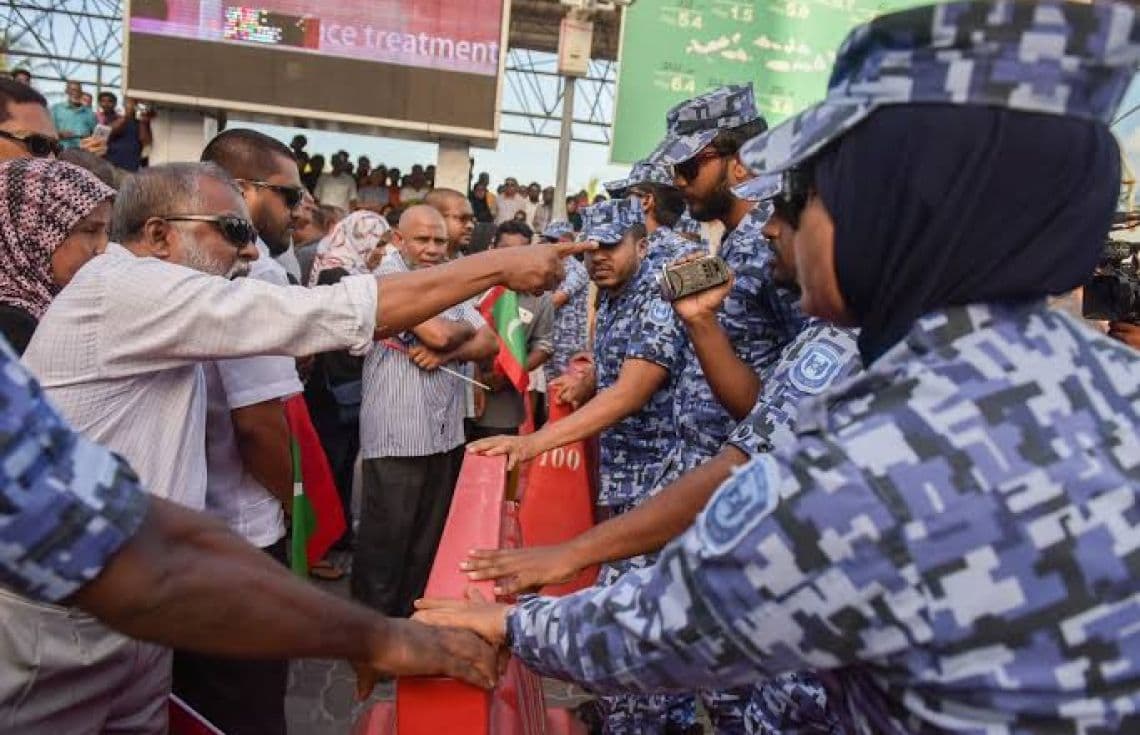 މާލޭގައި އޮތް މުޒަހަރާއެއްގެ ތެރެއިން: މިފަދަ މުޒާހަރާ ތަކުގައި ފުލުހުންނާއި ދިމާލަށް ހަޑިހުތުރު އެއްޗެހި ގޮވައި ޢަބުރާއި ބެހުމަކީ ޢާންމު ވެފައިވާ، ހުއްޓުވަން ޖެހޭ ކަމެއް.