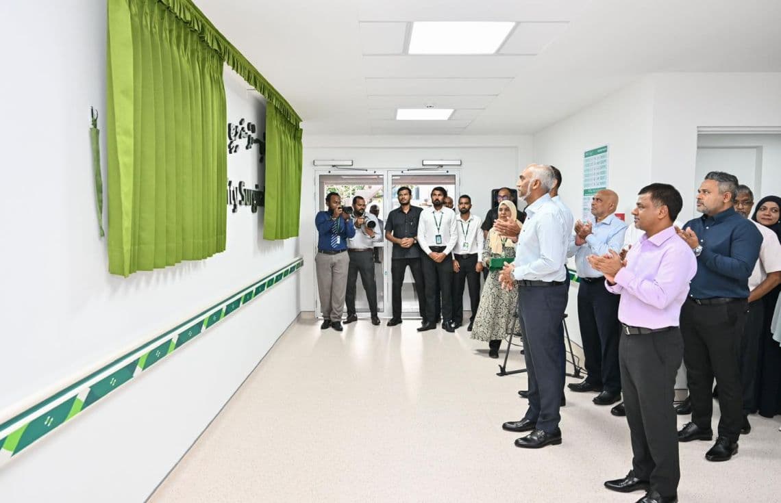 އައިޖީއެމްއެޗުގައި ޒަމާނީ ވަސީލަތްތަކާއެކު ޤާއިމުކުރި 75 އެނދުގެ މަލްޓި-ސްޕެޝަލިޓީ ސަރޖިކަލް ވިންގު ރައީސުލްޖުމްހޫރިއްޔާ ޑރ. މުޙައްމަދު މުޢިއްޒު ހުޅުއްވައިދެއްވަނީ.