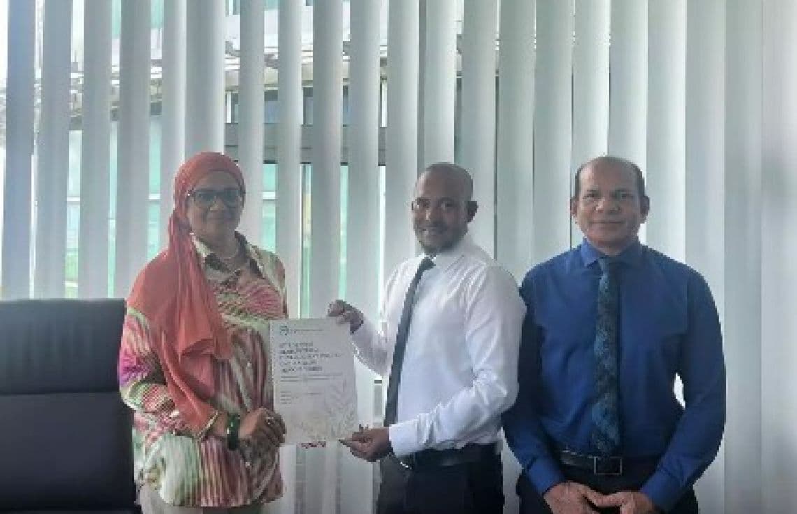 މި ފޮޓޯއަކީ ދިއްދޫ ދާއިރާގެ މެމްބަރު އަބްދުއް ލަތީފު މުހައްމަދު އެދިވަޑައިގެން ދެއްވި ފުރުސަތެއްގައި ބައްދަލުވެވަޑައިގެން ވަޒީރާއެކު ނެންގެވި ފޮޓޯއެއް- ވުޒާރާ