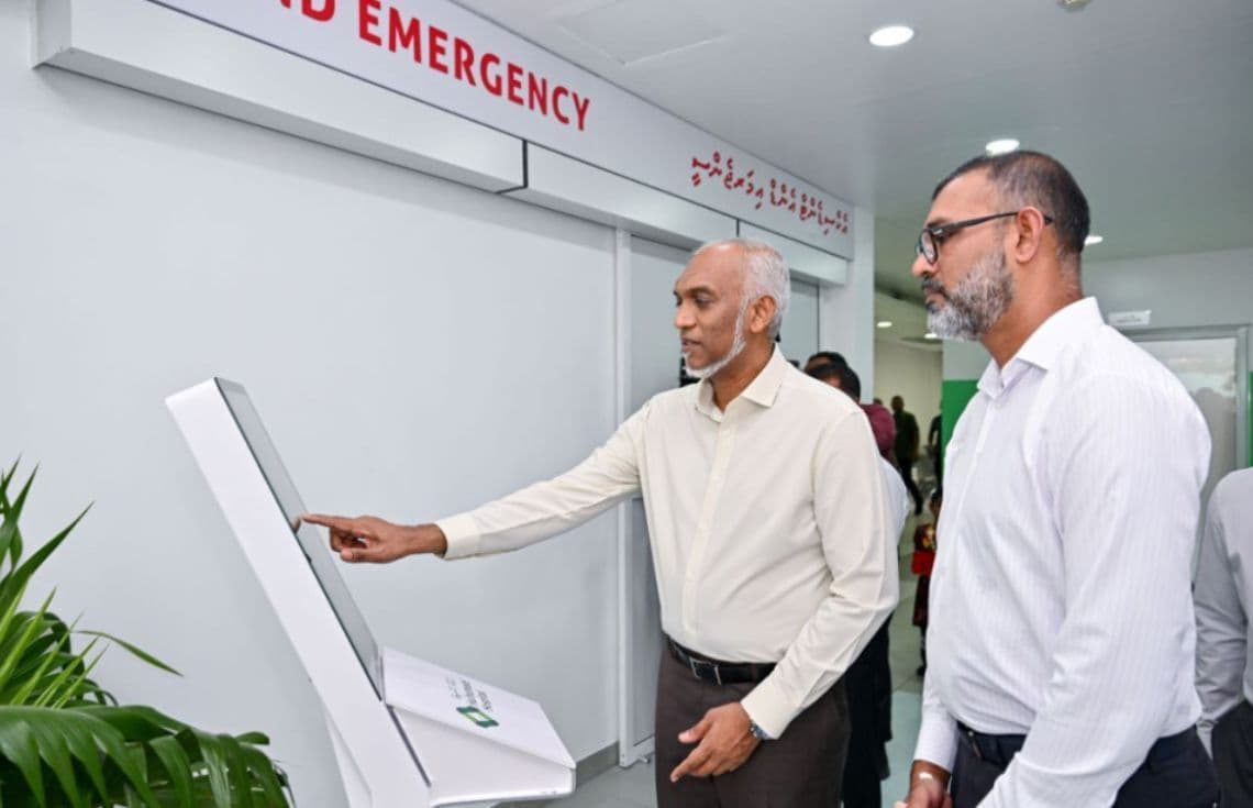 ރައީސް ޑރ. މުޢިއްޒު ހުޅުމާލޭ ހޮސްޕިޓަލްގެ އިމަޖެންސީ ރޫމް ޒަމާނީކުރެއްވުން: އަތޮޅުތަކުގެ ޞިއްޙީ ކަންކަމުގައި ވެސް ސަރުކާރުން ދަނީ ބޮޑެތި ހޭދަތައް ކުރަމުން. / ފޮޓޯ: ޞިއްޙީ ވުޒާރާ
