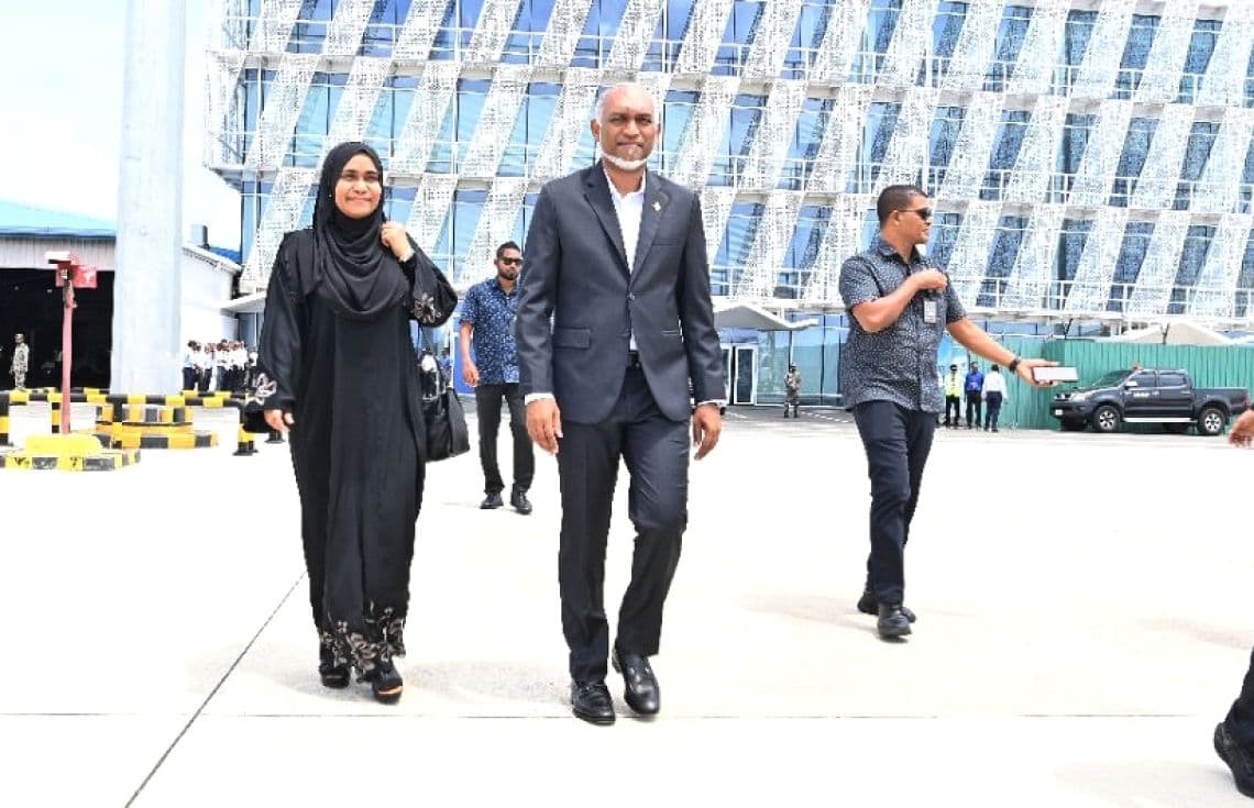 ރައީސްގެ ދެކަނބަލުން މީގެ ކުރިން ޢުމްރާއަށް ފުރާވަޑައިގެންނެވުމަށް އެއަރޕޯޓުގައި. / ފޮޓޯ: ރައީސް އޮފީސް