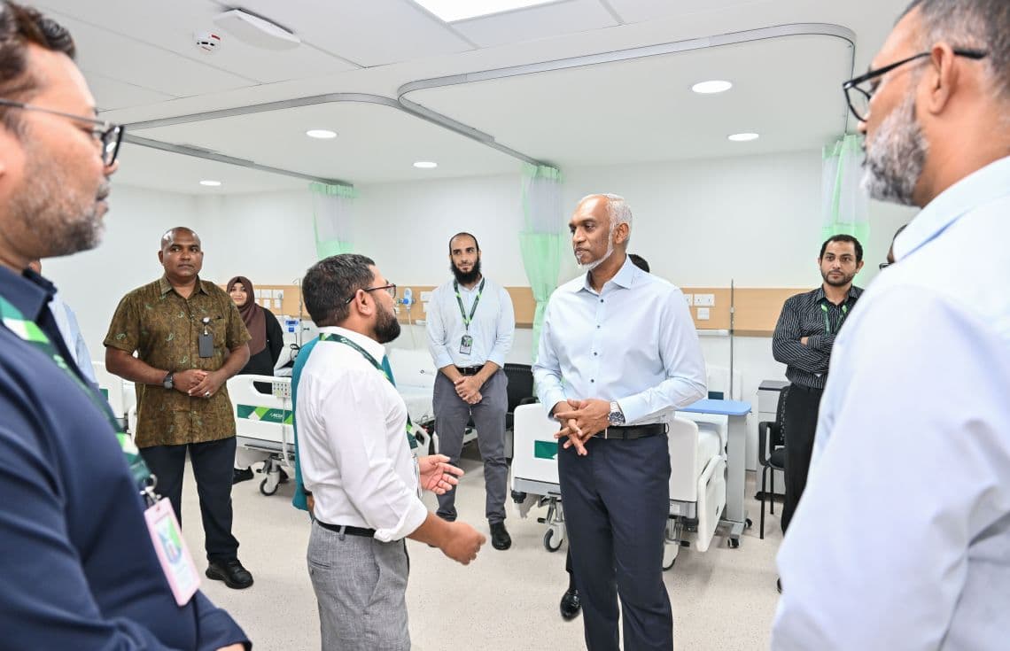 އައިޖީއެމްއެޗުގެ މަލްޓި-ސްޕެޝަލިޓީ ސަރޖިކަލް ވިންގް އިފްތިތާޙުކުރުމަށްފަހު ހޮސްޕިޓަލުގެ އިސްވެރިންނާ ރައީސް ވާހަކަފުޅުދައްކަވަނީ. / ފޮޓޯ: ރައީސް އޮފީސް