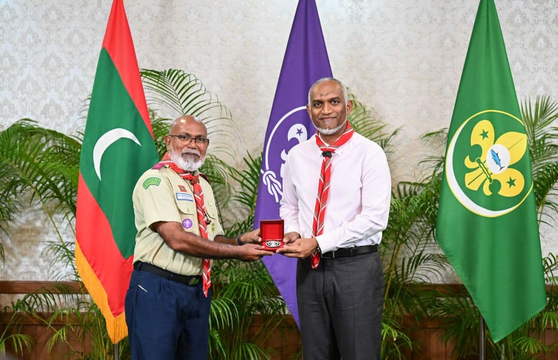ރައީސުލްޖުމްހޫރިއްޔާ ޑރ. މުޙައްމަދު މުޢިއްޒަށް ވޯލްޑް ސްކައުޓް ބެޖު އެރުވުން. / ފޮޓޯ: ރައީސް އޮފީސް