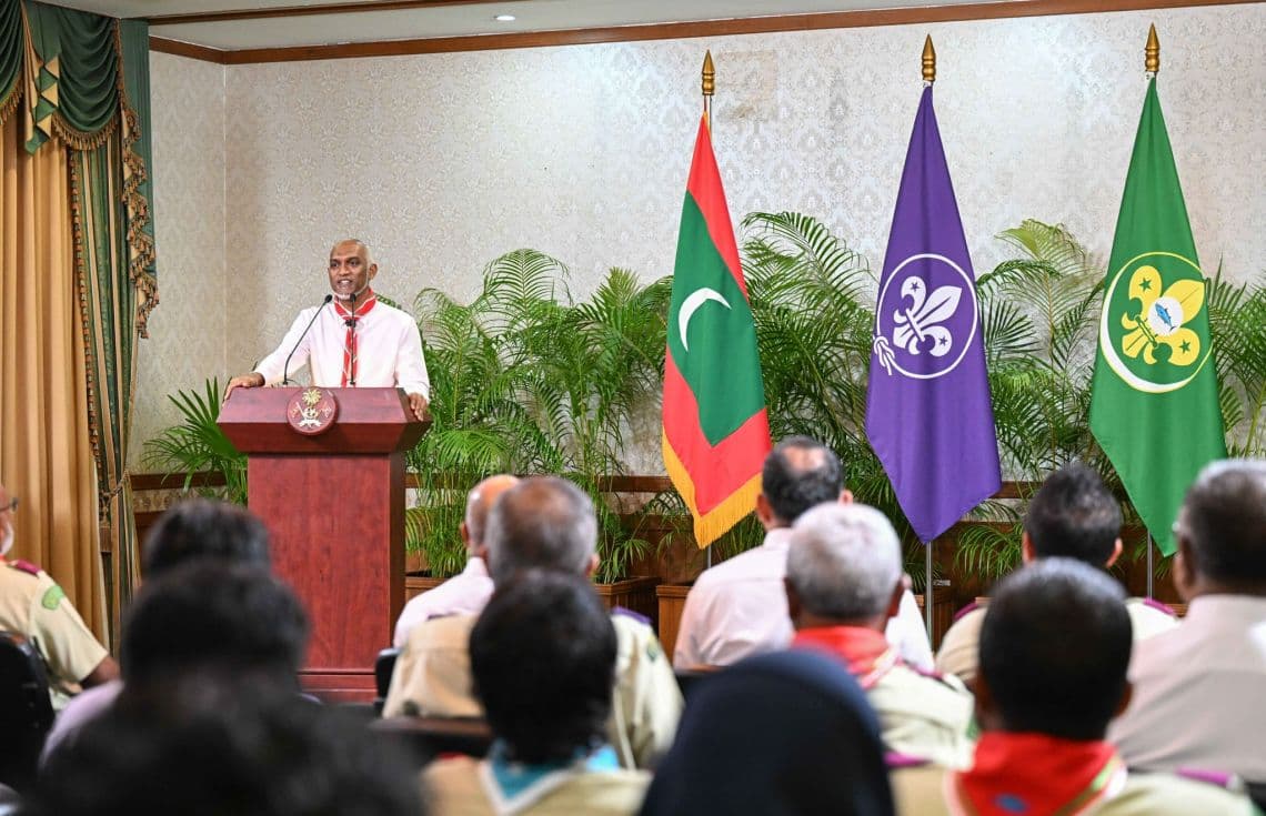 ޗީފް ސްކައުޓަށް ވޯލްޑް ސްކައުޓް ބެޖް އެރުވުމަށާއި، ސްކައުޓް އެވޯޑް ދެއްވުމަށް މިއަދު ބޭއްވި ރަސްމިއްޔާތުގައި ރައީސް ވާހަކަފުޅުދައްކަވަނީ. / ފޮޓޯ: ރައީސް އޮފީސް