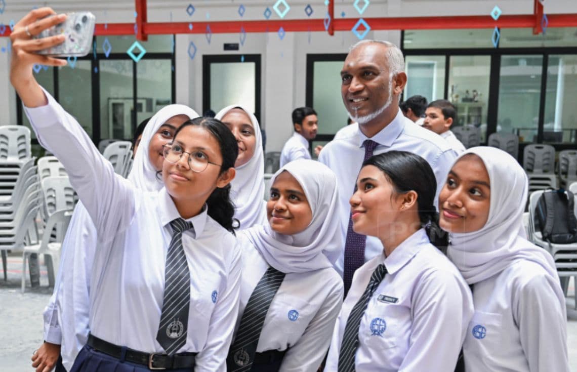 ސީއެޗްސީ ދަރިވަރުންތަކެއް ރައީސް ޑރ. މުޢިއްޒާއެކު ސެލްފީއެއްގައި: ރައީސްގެ މަޤްޞަދަކީ ޒުވާނުން ނަކީ ދުންފަތާއި ދުރު ބަޔަކަށް ހެދުން.
