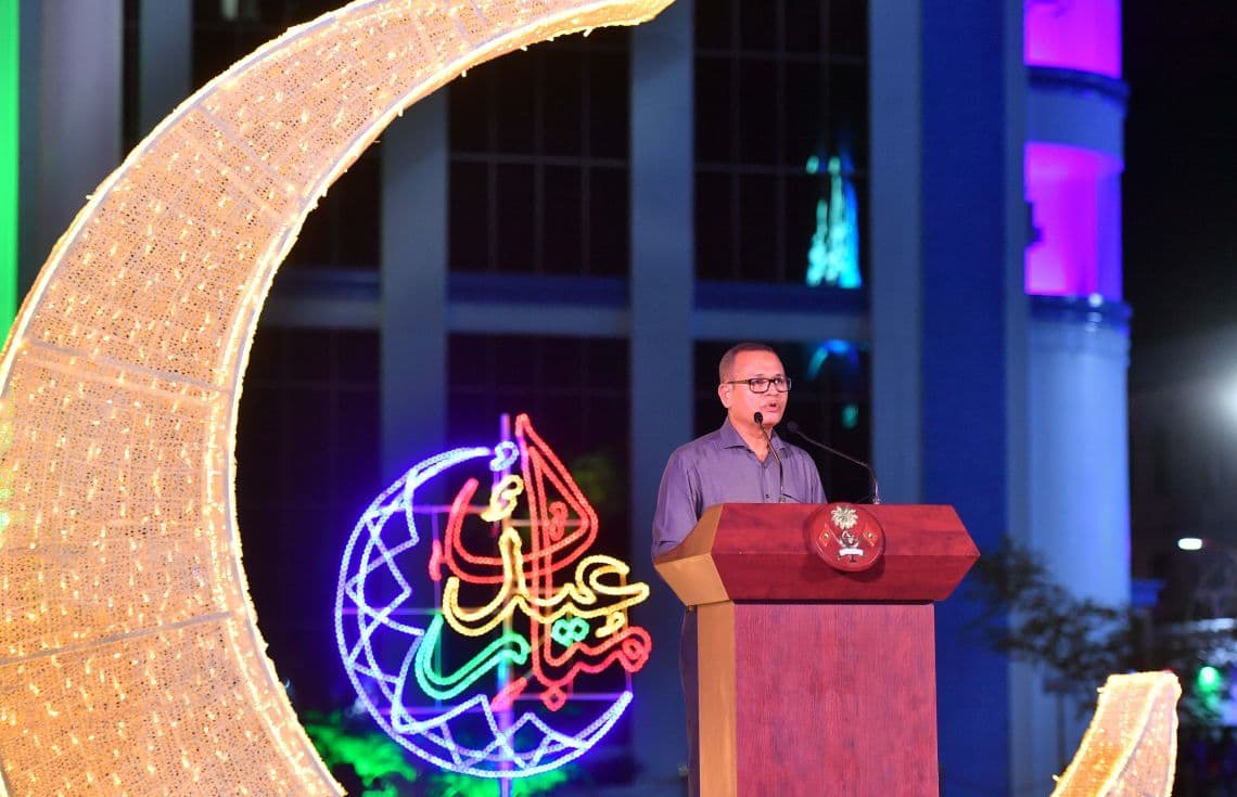 "ޢީދު އަލި" އިފްތިތާޙުކުރުމަށް ބޭއްވި ރަސްމިއްޔާތުގައި މިނިސްޓަރ އާދަމް ޝަރީފް އުމަރު ވާހަކަދައްކަވަނީ. / ފޮޓޯ: ރައީސް އޮފީސް