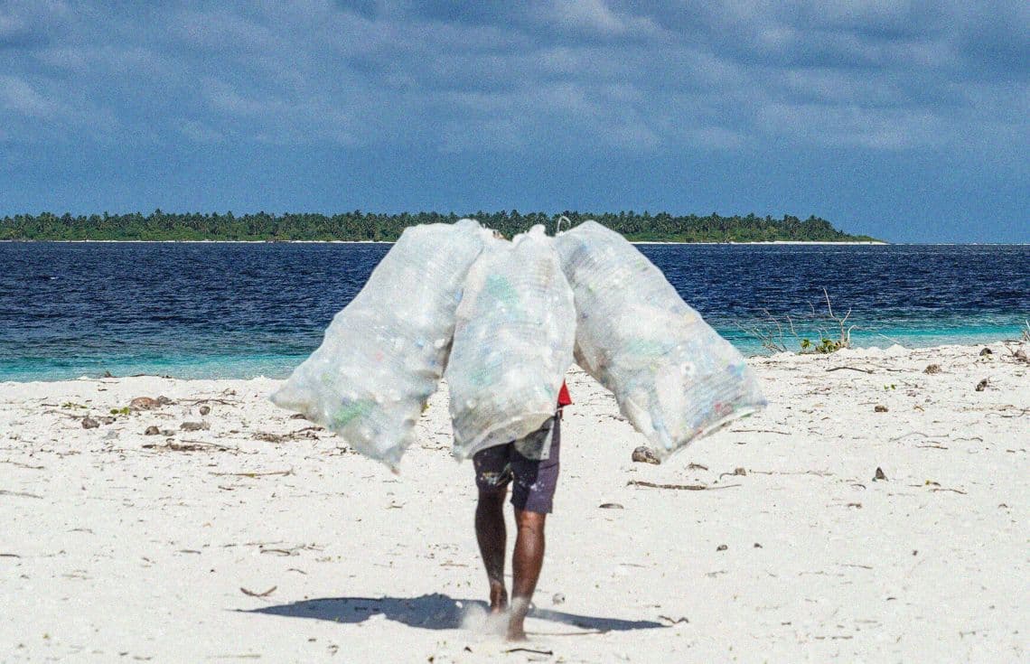 ރާއްޖޭގެ ގޮނޑުދޮށަކުން ކުނި ނަގަނީ. / ފޮޓޯ: ކްލީން ވޭވްސް