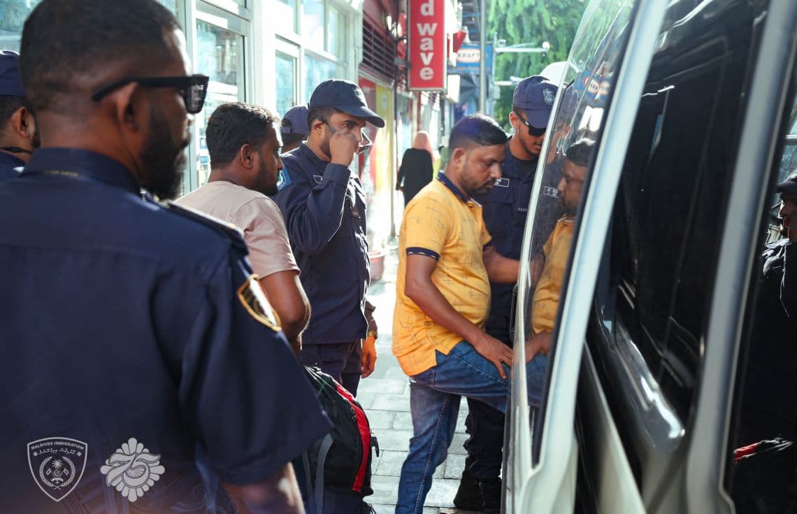 ގަވާއިދާ ޚިލާފަށް ރާއްޖޭގައި އުޅެމުންދާ ބިދޭސީން ހޯދުމަށް ޓާސްކް ފޯސްއިން ކުރަމުންދާ މަސައްކަތުގެ ތެރެއިން/ ފޮޓޯ: އިމިގްރޭޝަން