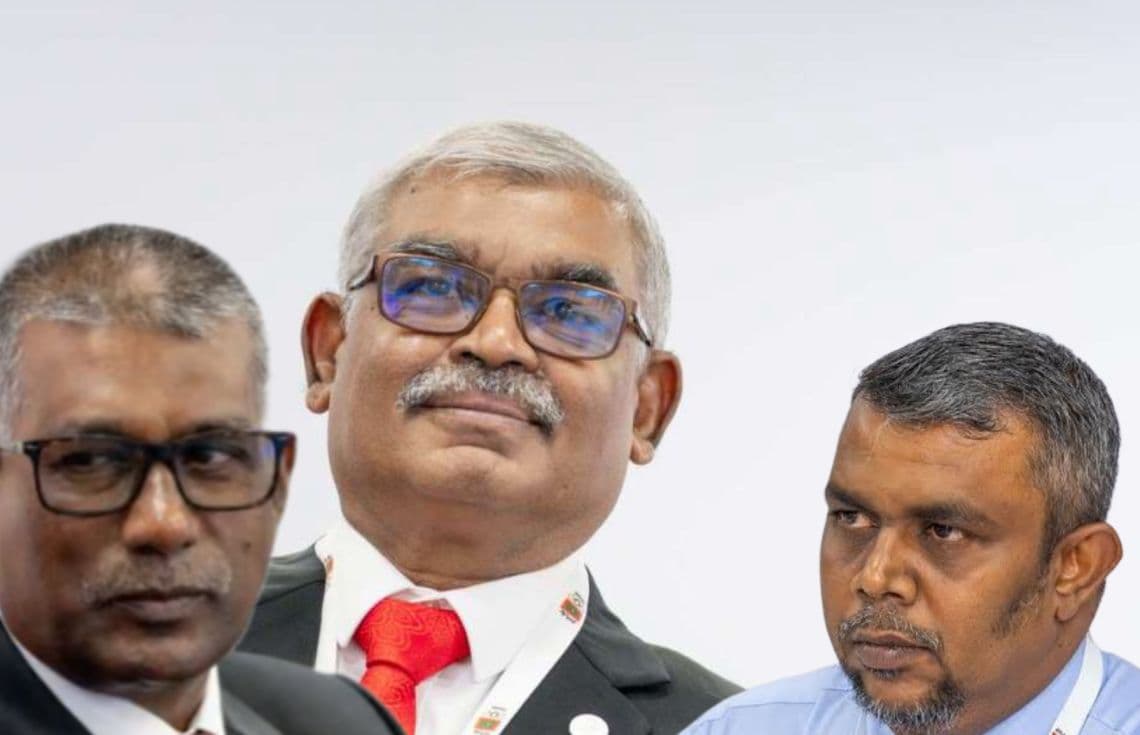 އޮލިމްޕިކް ކޮމިޓީގެ ރައީސް މުޙައްމަދު ޢަބްދުއްސައްތާރު (މ)، ދެފަރާތުގައި އަހުމަދު (ކ) އާއި މުންތަގިމް.