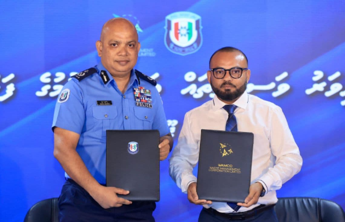 ވިލިމާލޭގައި ކުޅިވަރު ވަސީލަތްތައް ތަރައްޤީކުރުމަށް ދިވެހި ފުލުހުންގެ ޚިދުމަތާއި ވޭސްޓް މެނޭޖްމަންޓް ކޯޕަރޭޝަން (ވެމްކޯ) އާ ދެމެދު އެއްބަސްވުމުގައި ސޮއިކުރުން/ ފޮޓޯ: ވެމްކޯ
