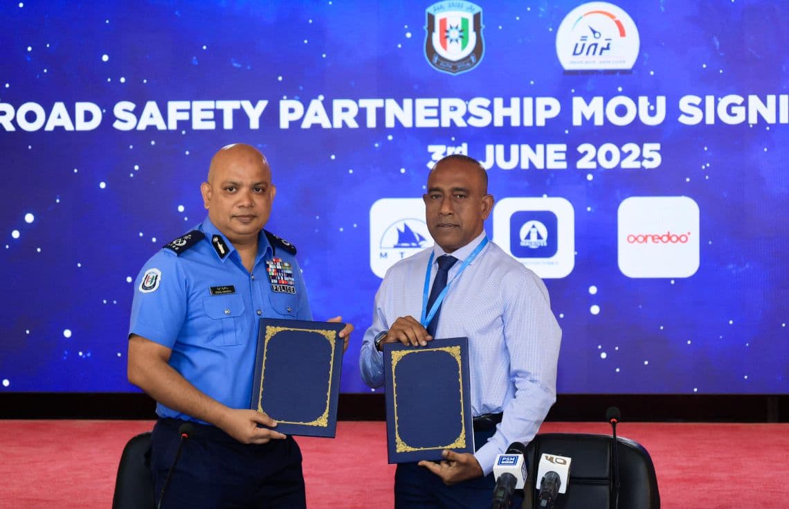 ފުލުހުންގެ ރޯޑް ސޭފްޓީ ޕާާޓްނަރުންގެ އެއްބަސްވުމުގައި އެމްޓީސީސީން ސޮއިކުރުން / ފޮޓޯ: ޕޮލިސް