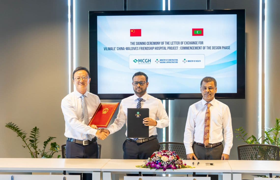 ވިލިމާލޭގައި ހަދާ މަތީ ފަންތީގެ ހޮސްޕިޓަލުގެ ޑީޓެއިލް ޑިޒައިން ހެދުމަށް އެއްބަސްވުމުގައި ސޮއިކުރުމުގެ ރަސްމިއްޔާތު / ފޮޓޯ: އިންފްރާސްޓްރަކްޗާ މިނިސްޓްރީ