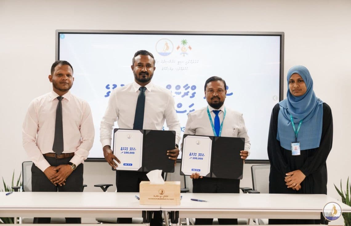 ކުޅުދުއްފުށި ސިޓީގެ ސްކޫލްތަކަށް ކައުންސިލްގެ ފަރާތުން "ސްކޫލް ގްރާންޓް" ޙަވާލުކުރުން. / ފޮޓޯ: ކުޅުދުއްފުށި ސިޓީ ކައުންސިލް