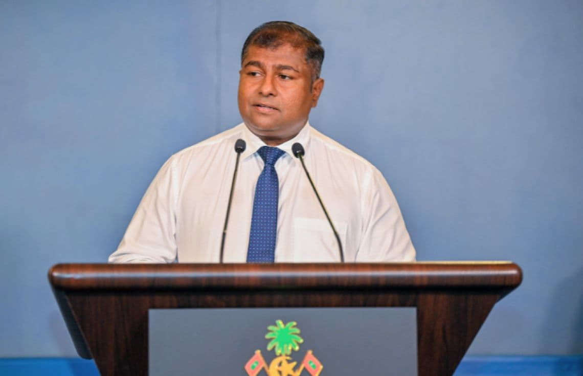 ދިވެހިބަހާއި ސަޤާފަތާއި ތަރިކައާ ބެހޭ ވަޒީރު އާދަމް ނަޞީރު އިބްރާހީމް ނޫސްވެރިންގެ ބައްދަލުވުމެއްގައި މަޢުލޫމާތުދެއްވަނީ. / ފޮޓޯ: ރައީސް އޮފީސް