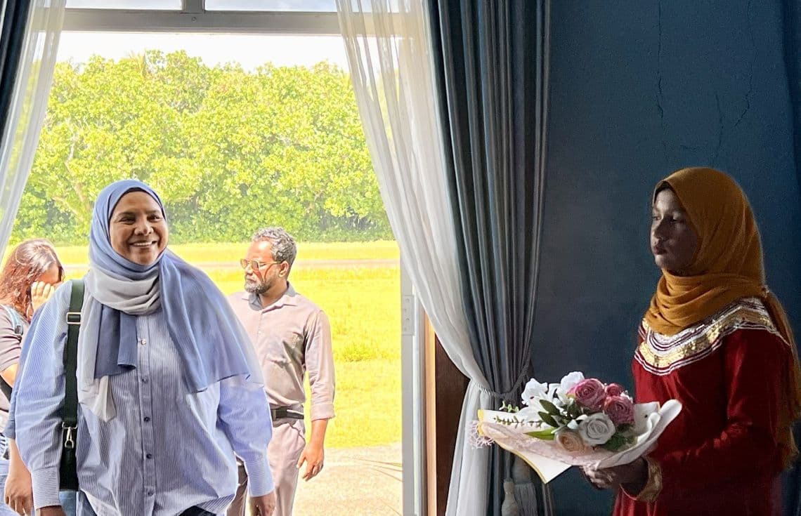 ލ. ކައްދޫ އެއަރޕޯޓުން ވަޒީރަށް ވަނީ ހޫނު މަރުޙަބާއެއް ދަންނަވާފައި. / ފޮޓޯ: ދިވެހިބަހާއި ޘަގާފަތާއި ތަރިކައާ ބެހޭ ވުޒާރާ
