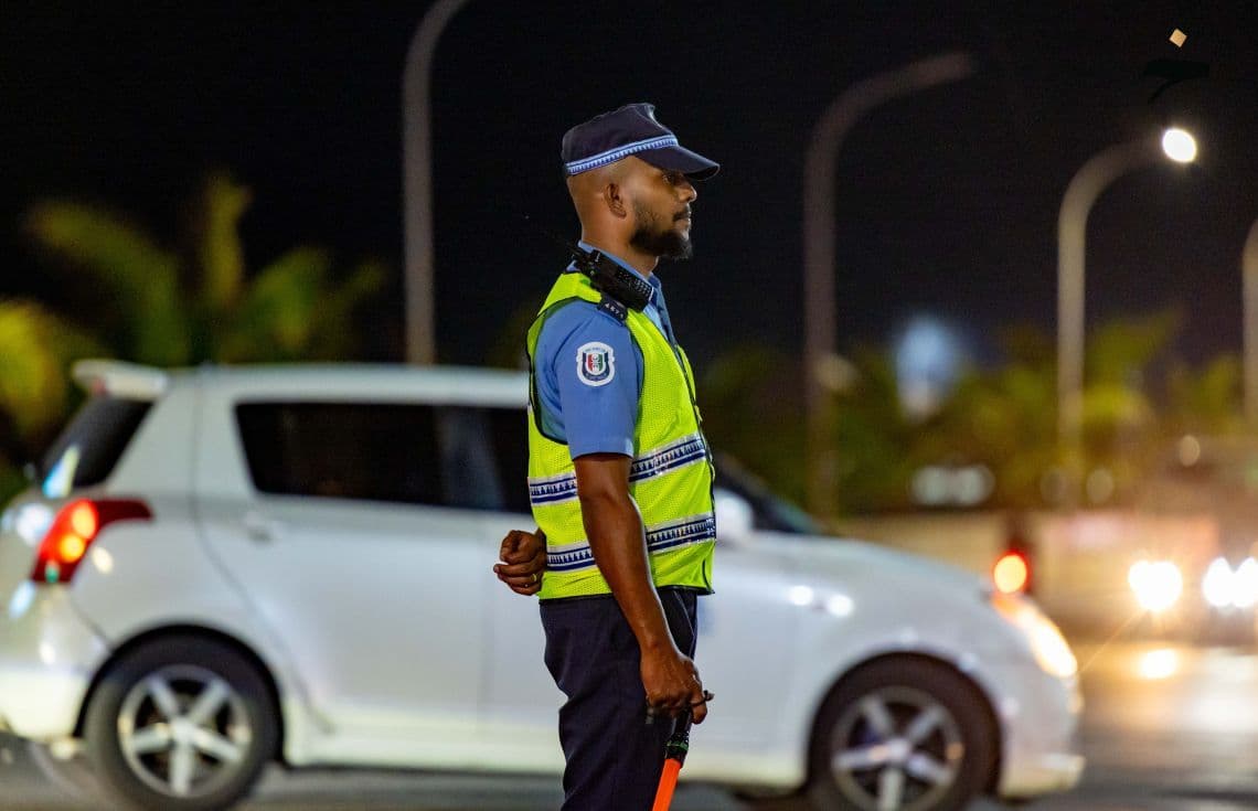 ފުލުހަކު މަގުމަތީގައި ޓްރެފިކް ބަލަހައްޓަނީ / ފޮޓޯ: ޚުލާޞާ.