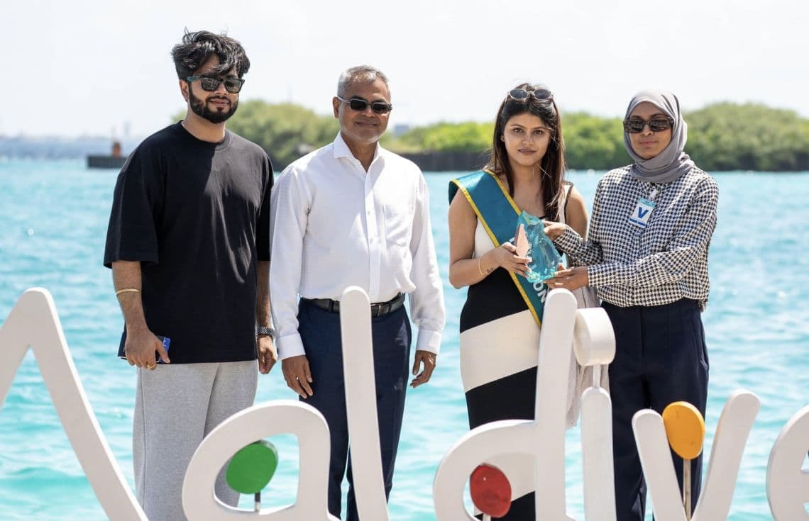 ރާއްޖެއަށް ޒިޔާރަތްކުރި 1 މިލިއަންވަނަ ފަތުރުވެރިޔާއަށް ހޫނު މަރުޙަބާއެއް ކިޔުން/ ފޮޓޯ: އެމްއެމްޕީއާރްސީ